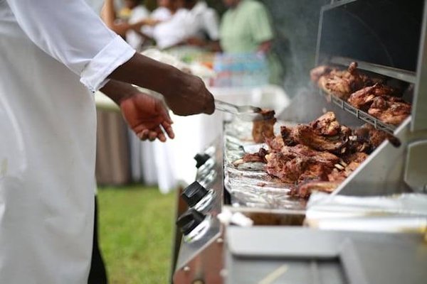 Comment choisir entre Plancha et Pierrade : Le Guide Ultime pour des Repas Conviviaux