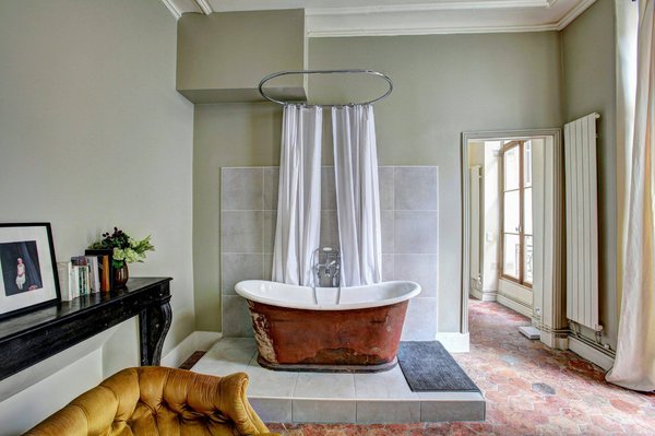Boostez votre espace avec une baignoire semi-îlot!